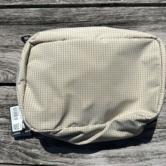 LULULEMON COMMAND THE DAY KIT 5L Travel Kit NWT - Picture 3 of 6